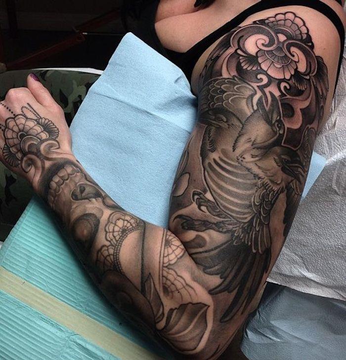 simbolična tetovaža, velika ptica, simbolični cvetlični motivi, ročna tetovaža in rokav za tetoviranje