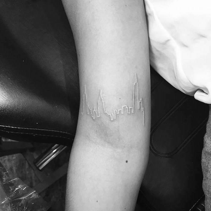 belo -črna fotografija, bela tetovaža na roki z obliko mestnih luči, tetovaža za ženske
