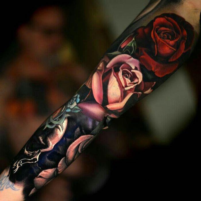 tetovaža dolga ženska, rožnate in rdeče vrtnice, gotski vzorci, tetovaža podlakti in roke