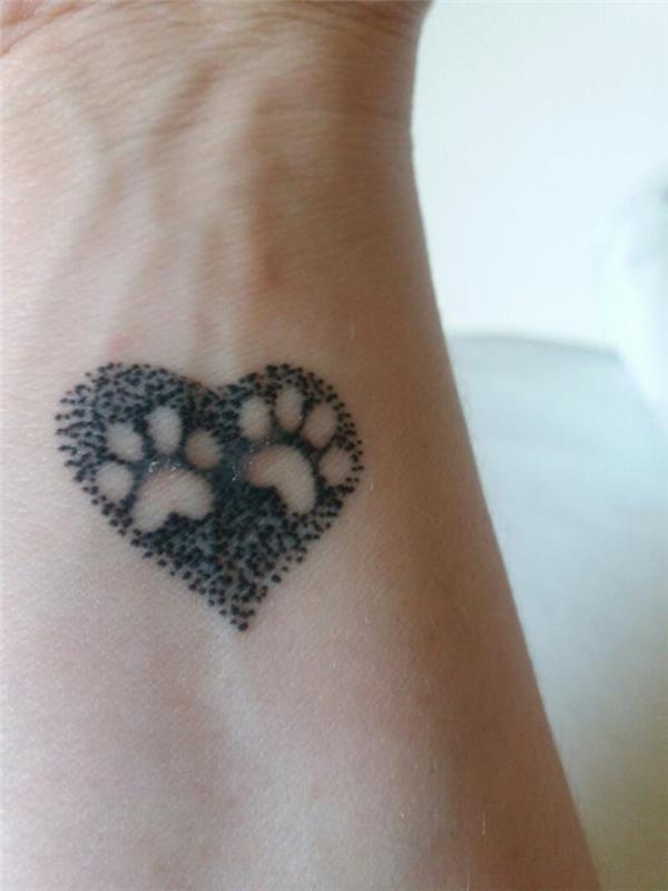 tetovaža ženske mačke, črno srce z dvema odtisoma tac
