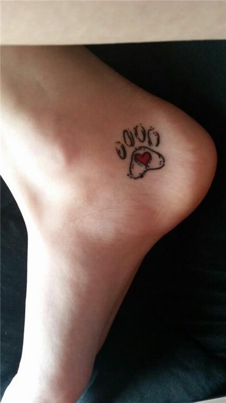 tetovaža ženske mačke, tetovaža pete, črno in rdeče črnilo