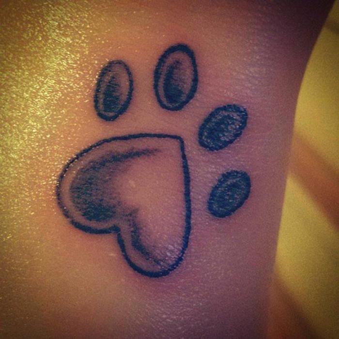Mačja ženska tetovaža, živalska šapa v obliki srca s črnim črnilom