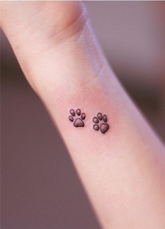 tetovaža pasje šape, tetovirane pasje tace na podlakti