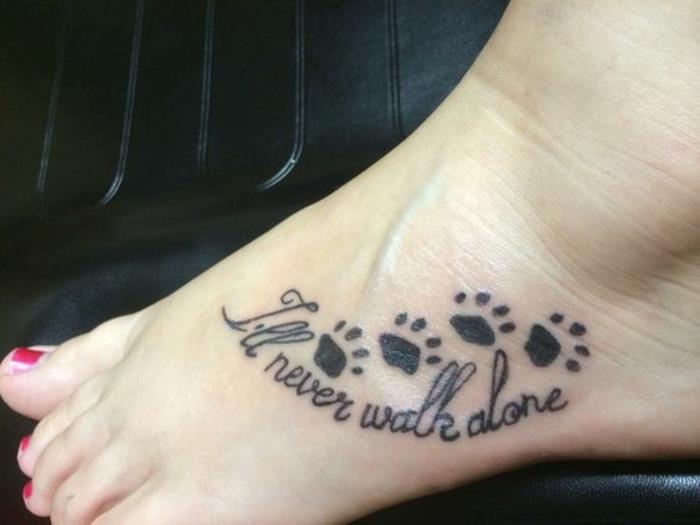 tetovaža ženske mačke, tetovaža na stopalu, štiri tace in navdihujoče besedilo