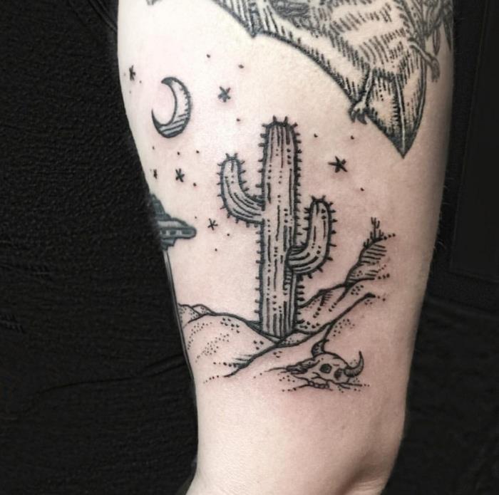 moters šlaunies tatuiruotė, absurdiškas dykumos peizažas su žvaigždėtu dangumi, mėnuliu ir dideliu kaktusu