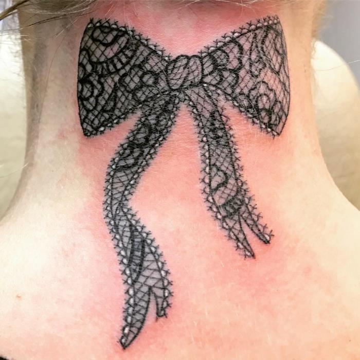 dantel dövme kadın, dantelden oluşan kelebek kurdele, siyah tasarım