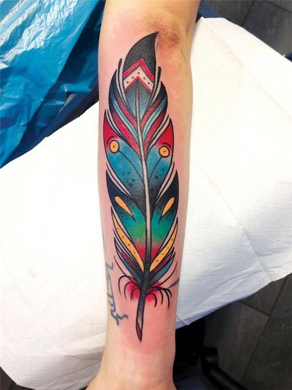 plunksnų tatuiruotė, piešimas ant odos, spalvota tatuiruotė su plunksnų raštais