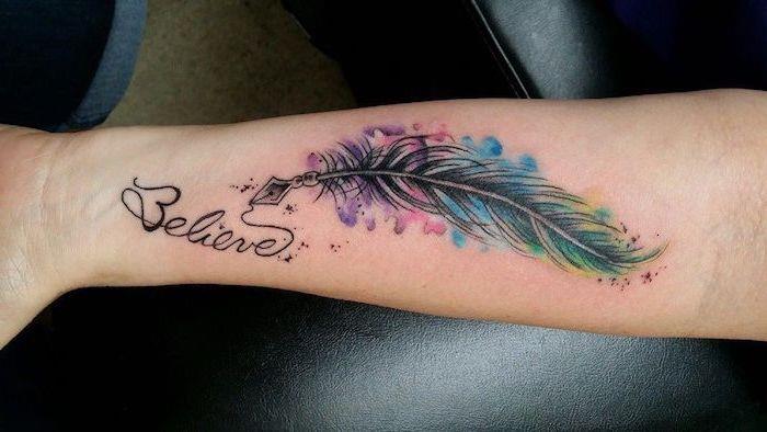 ideja tattoo woman, risanje na koži v barvi, tattoo s perjem in navdihujoča beseda vero
