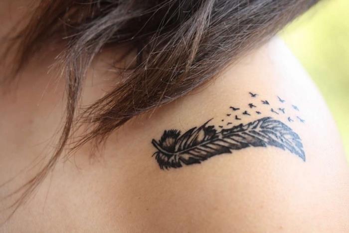 moters tatuiruotės idėja, vidutinio ilgio plaukai tamsiai rudos spalvos, diskretiška tatuiruotė ant peties su plunksnomis ir paukščiais