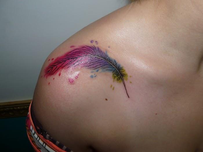 ženska ideja tetovaže, tetovaža na rami v barvah in vzorcu perja