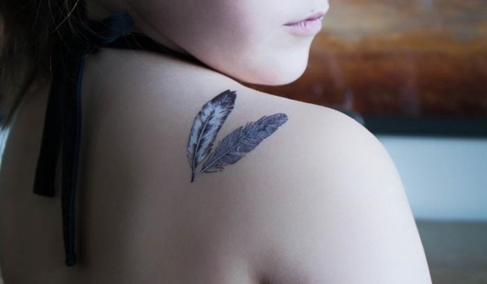 Ženska tetovaža na rami, majhna risba na koži, tetovaža z vzorcem perja