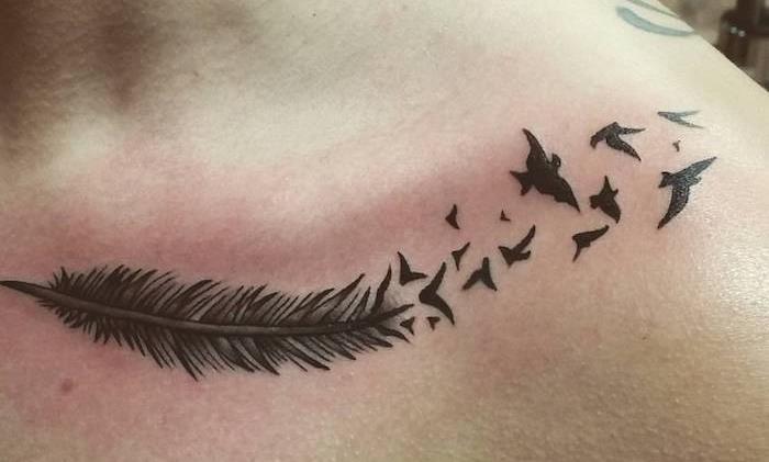 moters pečių tatuiruotė, piešianti ant odos plunksnų dizainą su skraidančiais paukščiais