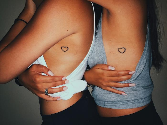 diskretna ženska tetovaža, simbolna risba s črnilom, tetovaža prijateljstva za dekleta, gola manikura, tetovaža za žensko