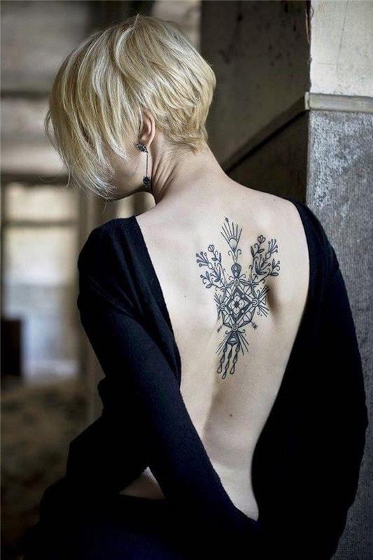 Tatuiruotė moteris viršutinė nugaros dalis juodos gėlės lotoso puokštė