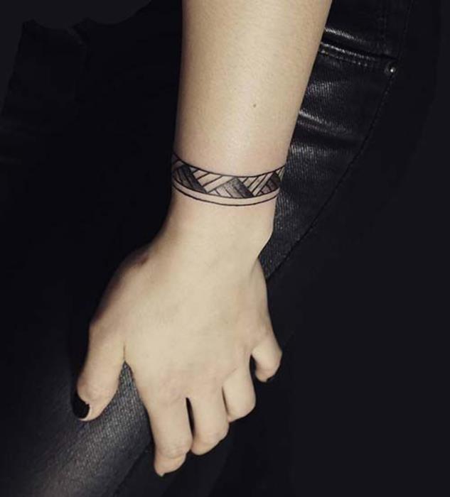 juodo rašalo apyrankės tatuiruotė, geometrinio rašto tatuiruotė moteris, juoda juosta
