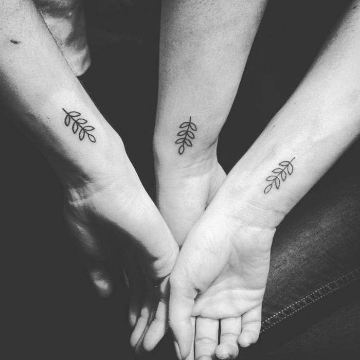 draugystės simbolis, rašalo piešimas ant rankų, mažų lapų dizaino tatuiruotė, geriausio draugo tatuiruotė