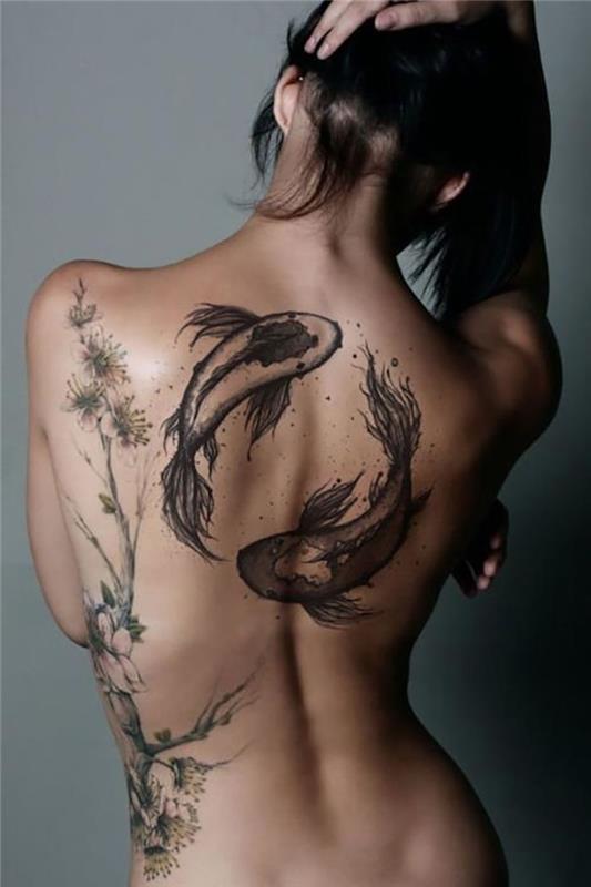 didelė tatuiruotė moteris viršutinė nugaros dalis koi karpis japonų tatuiruotės stilius