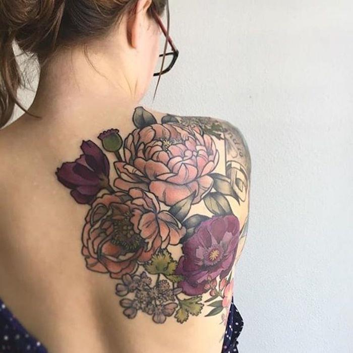 Tatuiruotė moteris viršutinės nugaros tatuiruotės pečių gėlės spalvos
