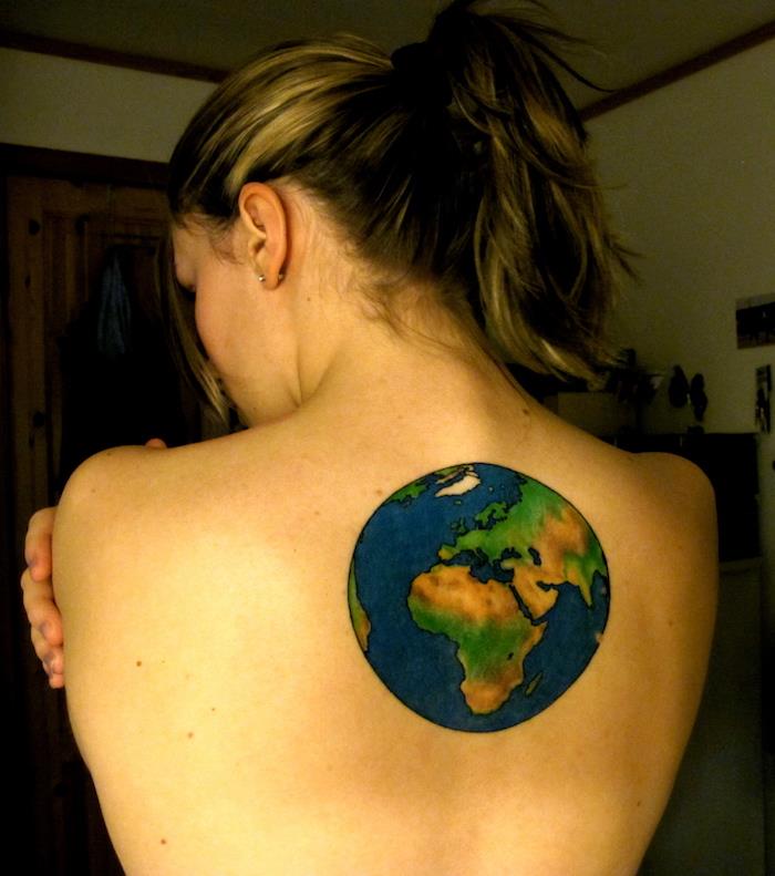 mėlynos planetos tatuiruotė ant moters nugaros