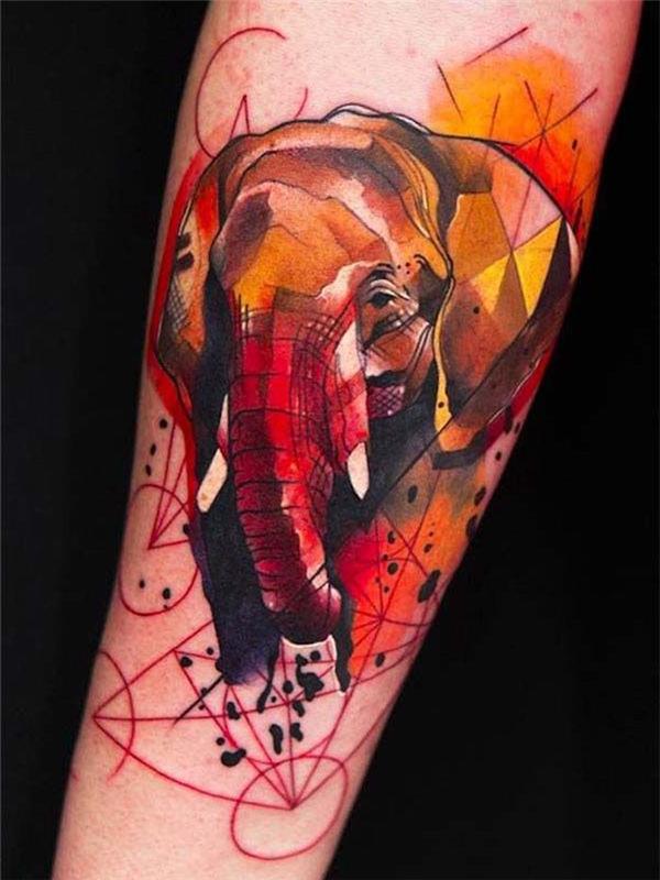 abstraktna tetovaža slona z gorečimi barvami, rdeča ozvezdja, velika totemska žival, tetovirana na roki