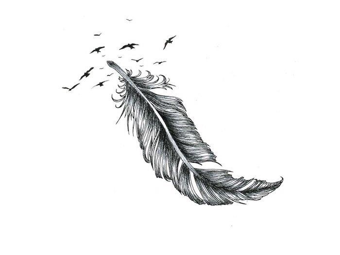 plunksnų tatuiruotė, plunksnų piešimas ir skraidantys paukščiai juodu pieštuku, unikali tatuiruotės dizaino idėja
