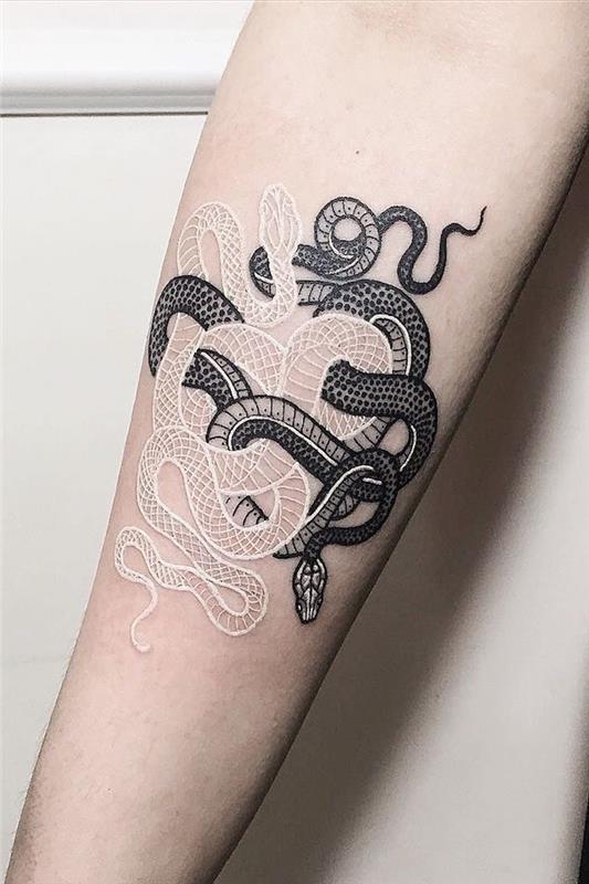 prepletene kače, črno -bela tetovaža podlakti, izvirna ženska tetovaža, ekstravaganten model tetovaže