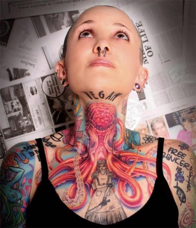 Aštuonkojų moters kaklo tatuiruotės spalvos Aštuonkojų kaklo tatuiruotė