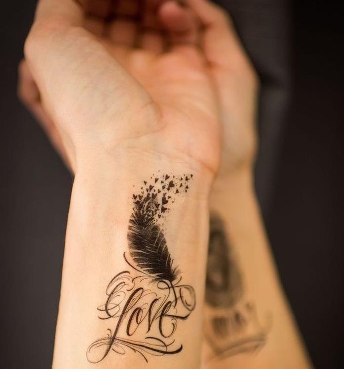 idėja tatuiruotė moteris, rašalo piešimas ant riešo, įkvepiantis žodis meilė su plunksnomis ir mažomis širdelėmis