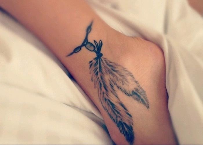 Moters tatuiruotės idėja, rašalo piešimas ant odos, plunksnų rašto kulkšnies apyrankės tatuiruotė