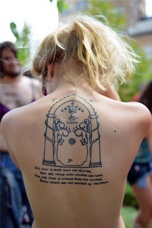 Moteriška viršutinės nugaros tatuiruotė seksuali citata teksto tatuiruotė