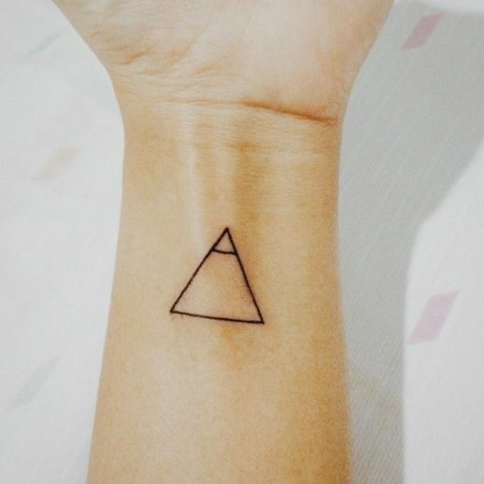 tatuiruotė-moteris-trikampis-tatuiruotė-trikampis-prasmė-tatuiruotė-minimalistinė