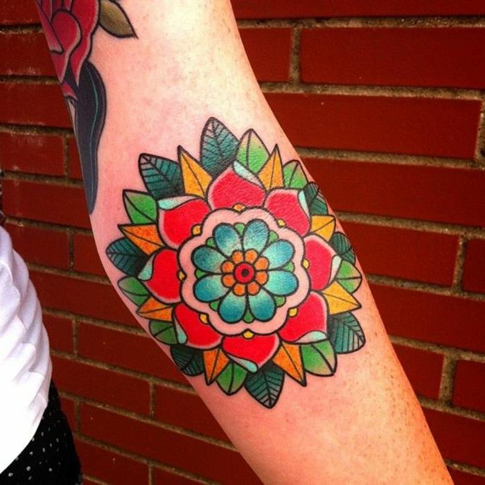 gėlių tatuiruotė, spalvinga mandalos gėlė, rankos ir dilbio tatuiruotė, stebuklingas dizainas