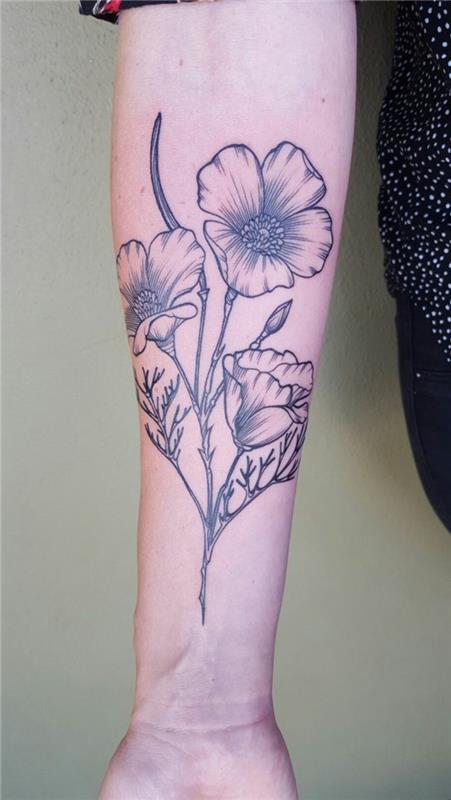 gėlių tatuiruotė, juodos aguonos dilbis, stilizuota tatuiruotė, gėlių šakelė