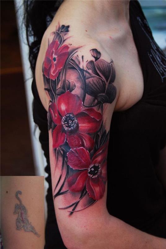 Omuz koluna çiçek dövmesi siyah ve kırmızı çiçekler gelincikler