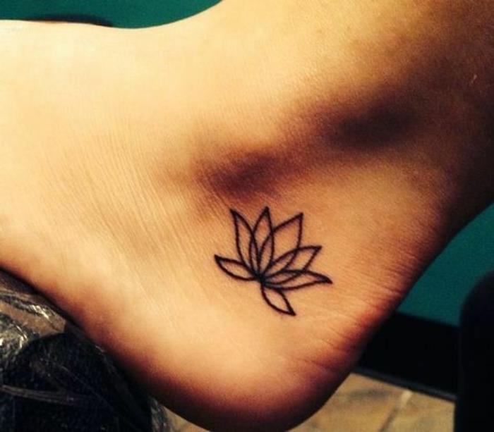 Lotoso gėlių tatuiruotė, juodai žydintis lotosas, moters pėdos tatuiruotė