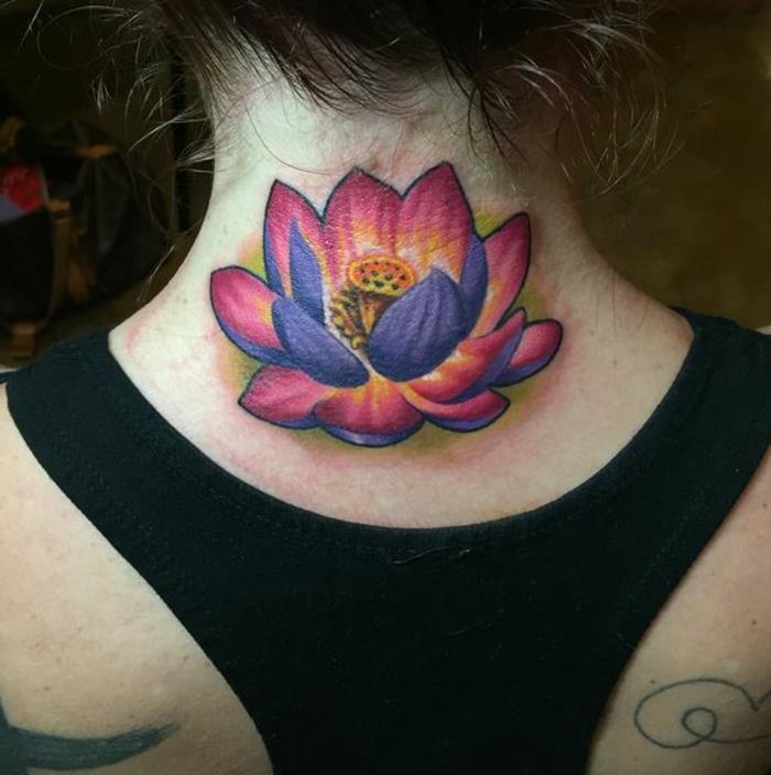 Lotoso gėlių tatuiruotė, kaklo tatuiruotė rožinės ir alyvinės spalvos, originali moters tatuiruotė