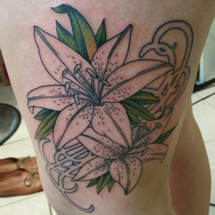 Lelijų gėlių tatuiruotė ant šlaunies, tikroviškas piešinys, gėlėta lelija ant moters kojos