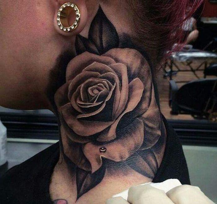 enobarvna tetovaža vrtnice, tetovaža vratu, cvet vrtnice, črni listi, cvetoča roža