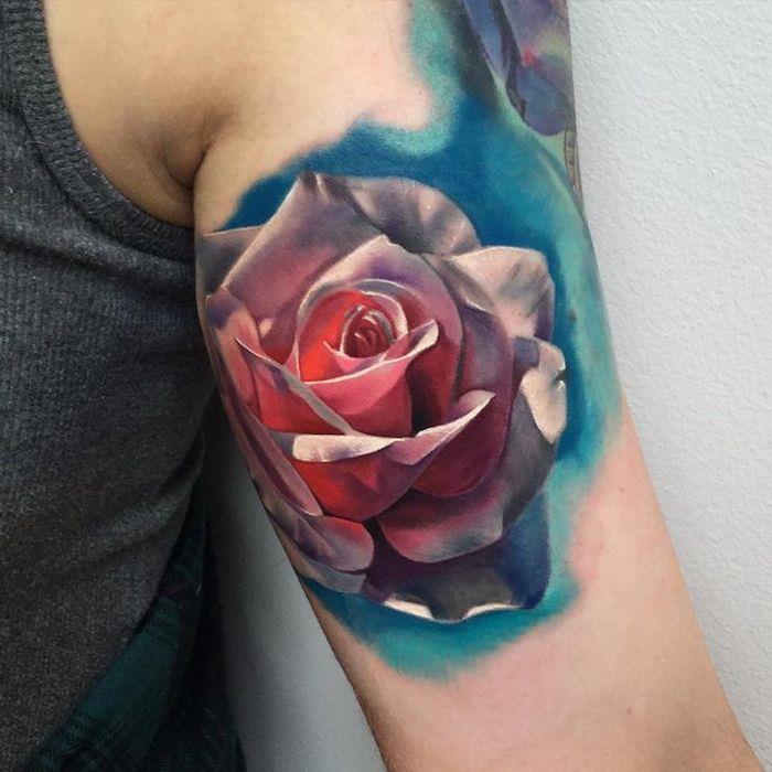Ženska tetovaža z roko, model tetovaže v modri in roza barvi, akvarelne barve, siva oblačila