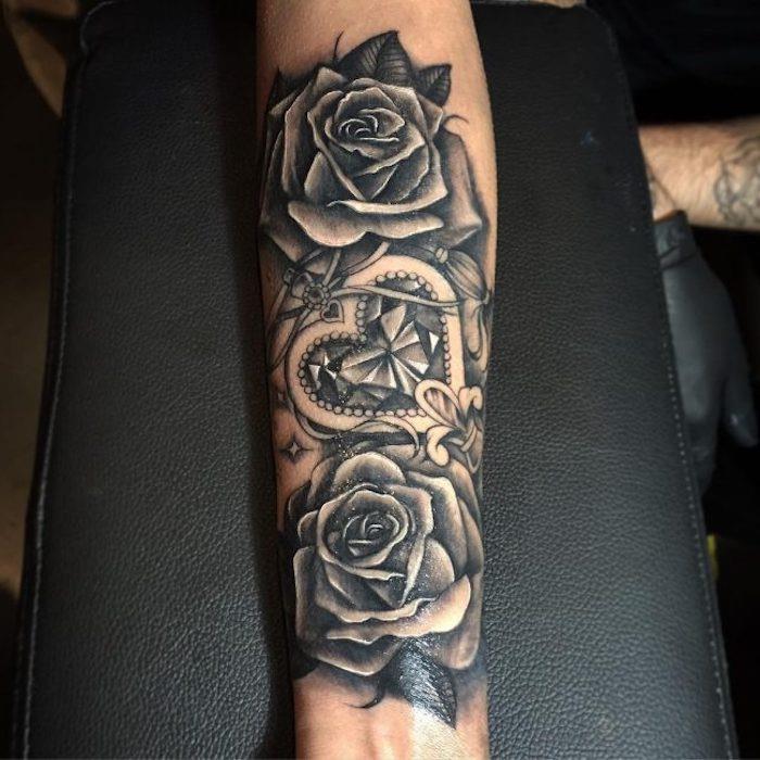 vrtnice in srce, velika tetovaža v črni barvi, srce in diamant, tetovaža na ženski podlakti