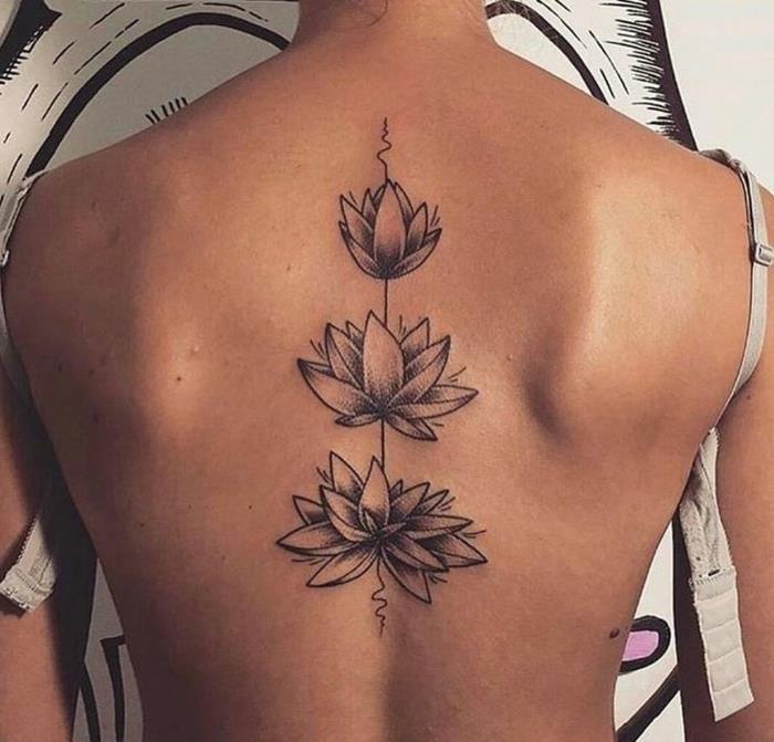 Lotoso gėlių tatuiruotė, moters nugaros tatuiruotė, trys simetriškai išdėstyti lotosai