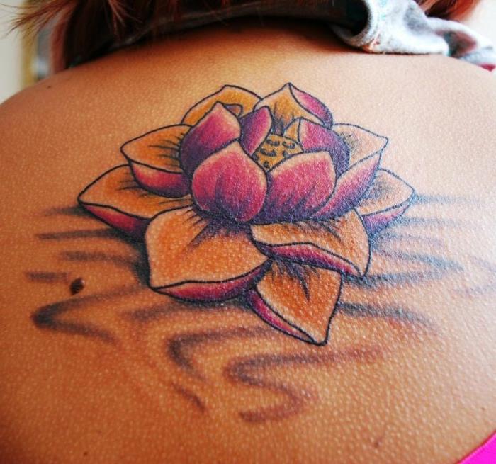 lotoso gėlės tatuiruotė, alyvinė ir geltona lotosas, žydinti gėlė tatuiruotė ant nugaros
