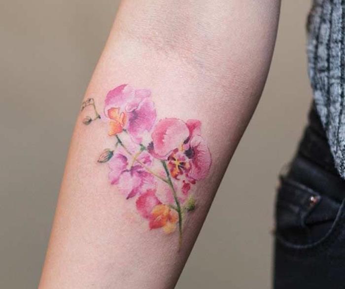 maža rožinė orchidėjų tatuiruotė dilbio akvarelė