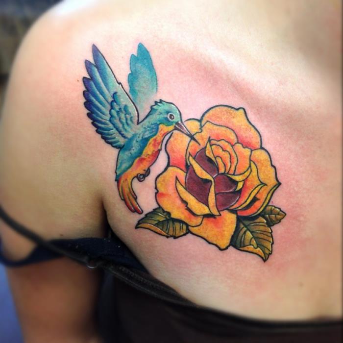 Rožių gėlių tatuiruotė, geltona rožė ir kolibris, moters raktikaulio tatuiruotė, meninis dizainas