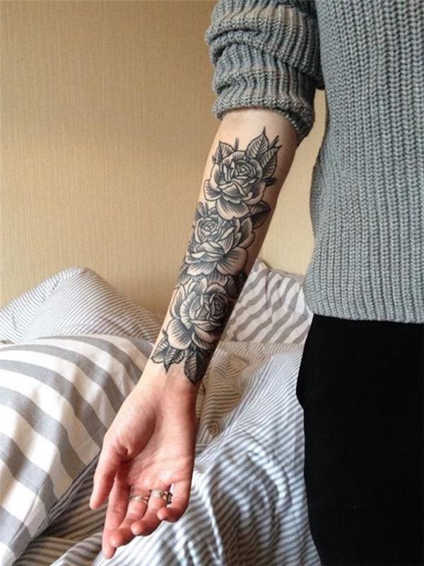 tetovaža enobarvnih vrtnic, sivi pleteni pulover, tri cvetoče vrtnice, črne hlače