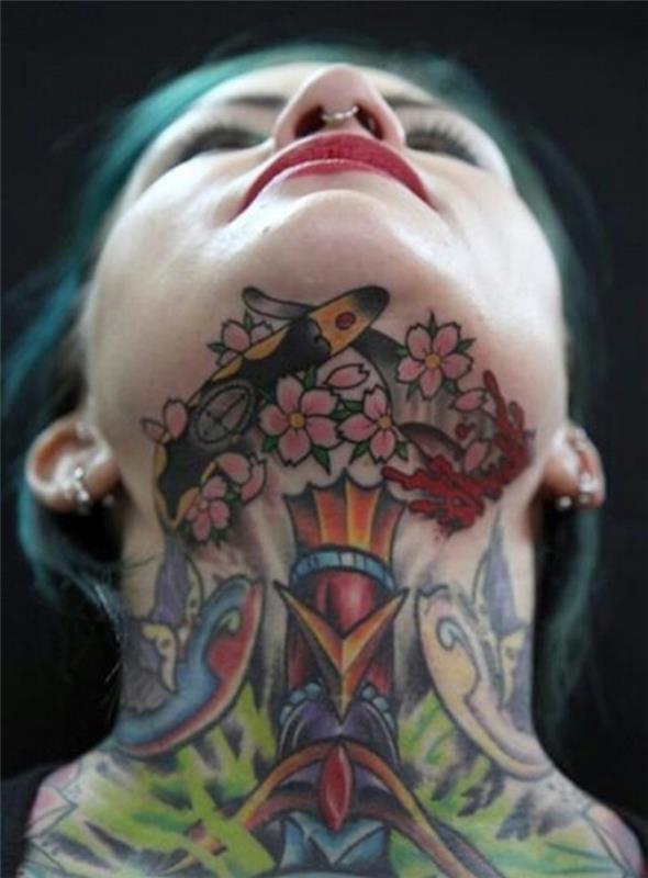 tatuiruotė ant kaklo moteris vintažinė tatuiruotė vyšnių žiedai smakro mergina