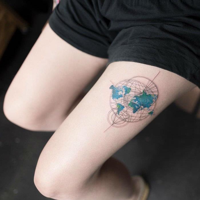 žemės tatuiruotė ant moters šlaunies