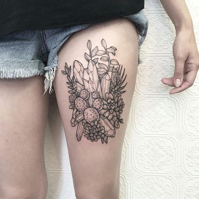 zapletena grafična in geometrijska tetovaža, ki združuje rastlinski motiv s kristalnimi oblikami