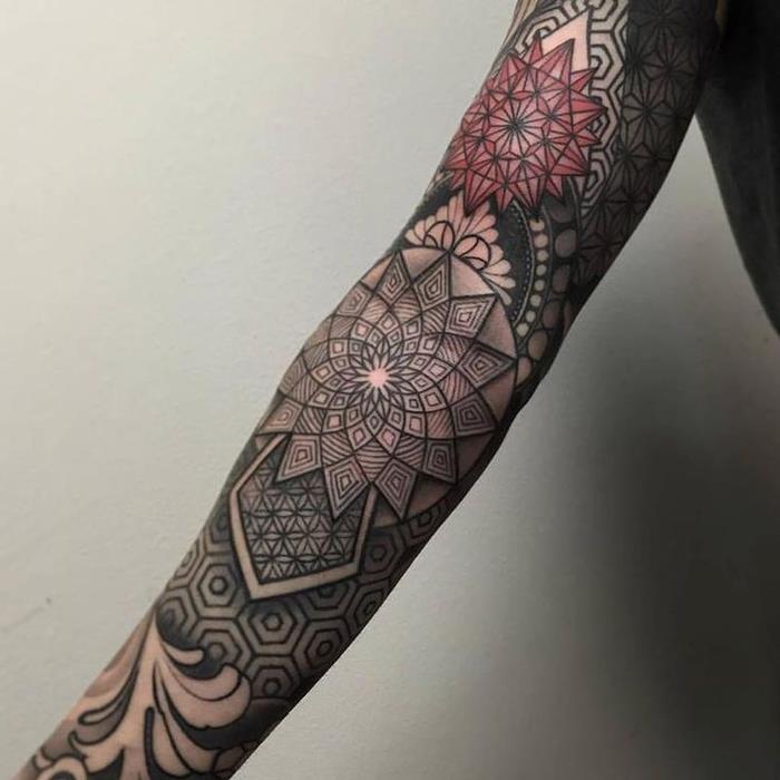 moška tetovaža celotne roke zapletene okrasne kompozicije geometrijskih oblik in simbolov