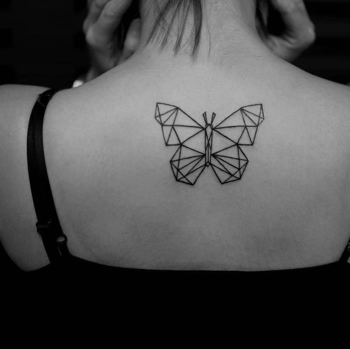 minimalistična tetovaža z vzorcem metulja v preprostem in ženstvenem dizajnu